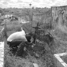 Coveiro auxiliar vistoria sepultura feita com bosta de vaca e cal. Foto: Paulo Oliveira