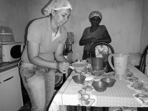 Ana Maria Gonçalves prepara o mousse de umbu com açaí sob olhar de Dona Otacília, que colhe os frutos e participa do processo de preparação da polpa. Foto: Paulo Oliveira