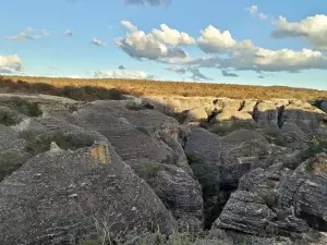 Baixão das Andorinhas, Serra Vermelha, desfiladeiro onde se pode assistir ao espetáculo da volta dessas aves para a caverna. Foto: Josélia Ribeiro