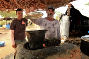 Lucas e Fernando preparam cuscuz no acampamento. Foto: Severino Silva