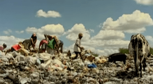 O antigo lixão. Frame do vídeo "A rua do lixo", da Fundação Terra.