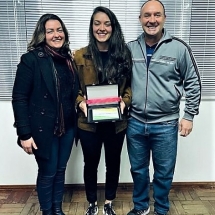 Ana e os pais Elizandra e Milton Sestari em homenagem feita por vereadores de Nova Bréscia Ana e os pais Elizandra e Milton Sestari em homenagem feita por vereadores de Nova Bréscia