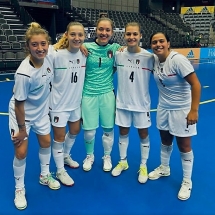 Ana, ao centro, na seleção italiana feminina de futsal. Reprodução do Instagram Ana, ao centro, na seleção italiana feminina de futsal. Reprodução do Instagram