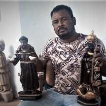 Vanderlei segurando imagens de São Francisco e Nossa Senhora Aparecida. Reprodução Vanderlei segurando imagens de São Francisco e Nossa Senhora Aparecida. Reprodução