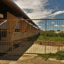 Ginásio da escola Anísio Teixeira está abandonado por falta de vigilantes. Foto: Paulo Oliveira