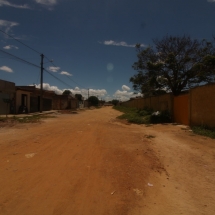 Treze das 16 ruas da comunidade não são asfaltadas. Prefeita diz não ter verba para pavimentação. Foto: Paulo Oliveira