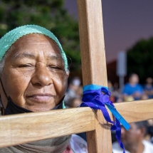 Romeira carrega uma cruz. Foto: Thomas Bauer/CPT-BA/H3000