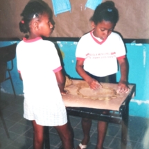 Crianças demonstram o que aprenderam com o itan sobre a criação da humanidade. Foto: Arquivo de Vanda Machado.